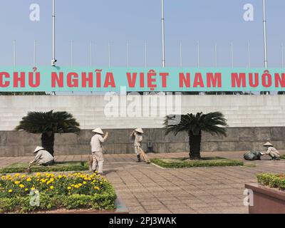 Hanoi, Vietnam. 27. Februar 2023. Männer säubern den Bereich vor dem Ho-Chi-Minh-Mausoleum. Kredit: Alexandra Schuler/dpa/Alamy Live News Stockfoto