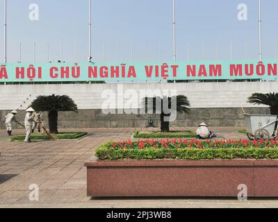 Hanoi, Vietnam. 27. Februar 2023. Männer säubern den Bereich vor dem Ho-Chi-Minh-Mausoleum. Kredit: Alexandra Schuler/dpa/Alamy Live News Stockfoto