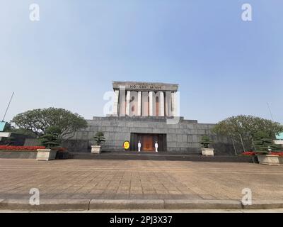 Hanoi, Vietnam. 27. Februar 2023. Wachen stehen am Eingang zum Ho Chi Minh Mausoleum. Kredit: Alexandra Schuler/dpa/Alamy Live News Stockfoto