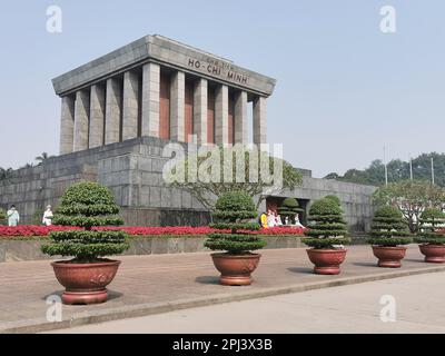 Hanoi, Vietnam. 27. Februar 2023. Soldaten wechseln die Wachen vor dem Ho Chi Minh Mausoleum. Kredit: Alexandra Schuler/dpa/Alamy Live News Stockfoto