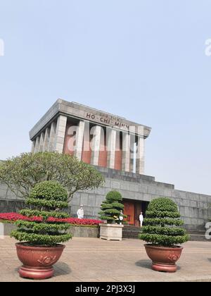 Hanoi, Vietnam. 27. Februar 2023. Wachen stehen am Eingang zum Ho Chi Minh Mausoleum. Kredit: Alexandra Schuler/dpa/Alamy Live News Stockfoto