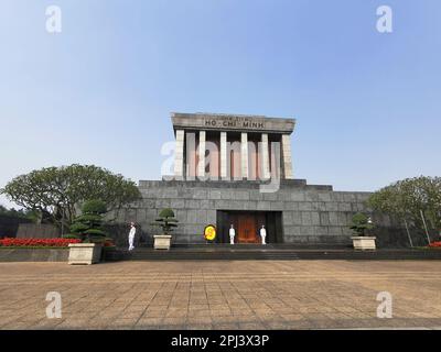 Hanoi, Vietnam. 27. Februar 2023. Wachen stehen am Eingang zum Ho Chi Minh Mausoleum. Kredit: Alexandra Schuler/dpa/Alamy Live News Stockfoto