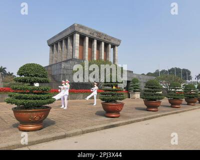 Hanoi, Vietnam. 27. Februar 2023. Soldaten wechseln die Wachen vor dem Ho Chi Minh Mausoleum. Kredit: Alexandra Schuler/dpa/Alamy Live News Stockfoto