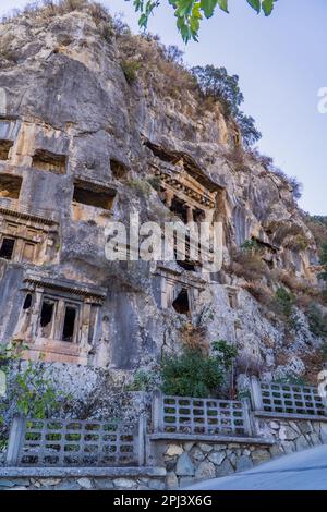 Ein vertikaler Blick auf das Grab von Amyntas in Fethiye, Mugla, Türkei. Stockfoto