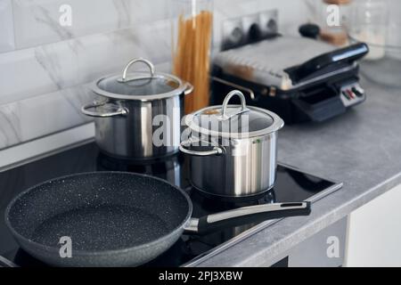 Nahaufnahme des Tisches in der modernen Küche tagsüber Stockfoto