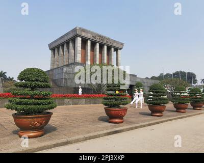 Hanoi, Vietnam. 27. Februar 2023. Soldaten wechseln die Wachen vor dem Ho Chi Minh Mausoleum. Kredit: Alexandra Schuler/dpa/Alamy Live News Stockfoto