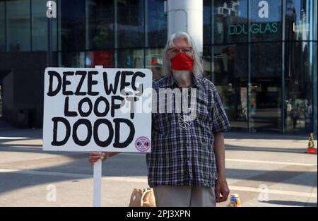 Luftschutzalarm Protest gegen die Ausrottung Rebellion am ersten Montag des Monats in Hoog Catharijne und Utrecht Hauptbahnhof in den Niederlanden Stockfoto