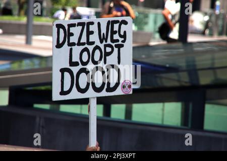 Luftschutzalarm Protest gegen die Ausrottung Rebellion am ersten Montag des Monats in Hoog Catharijne und Utrecht Hauptbahnhof in den Niederlanden Stockfoto