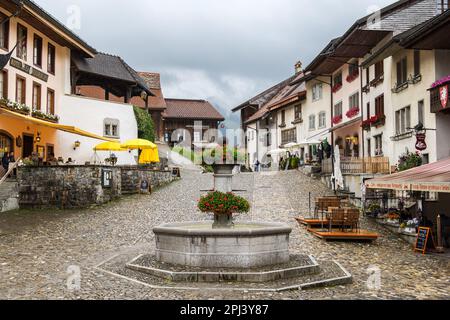 Gruyeres, Schweiz - 03. Juli. 2021: Die alte schweizer Stadt Gruyeres mit ihrer Berühmtheit für Käseprodukte. Stockfoto