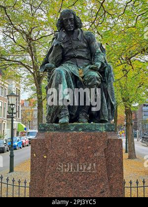 Statue des Philosophen Baruch Spinoza auf der Paviljoensgracht in Den Haag, Niederlande Stockfoto