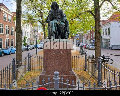 Statue des Philosophen Baruch Spinoza auf der Paviljoensgracht in Den Haag, Niederlande Stockfoto