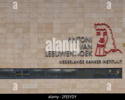 Logo und Name auf der Fassade des Antoni van Leeuwenhoek, des Dutch Cancer Institute (NKI) Stockfoto