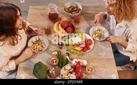 Glückliche Mutter und Tochter sind abends in der Küche Stockfoto