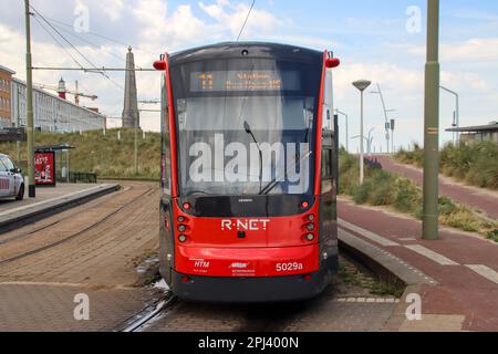 R-Net Straßenbahn HTM an der Endpunktlinie 11 in Scheveningen in den Niederlanden Stockfoto