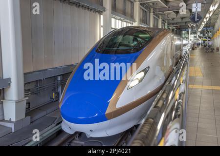 Shinkansen nach Tokio am Bahnhof Kanazawa, Japan. Stockfoto