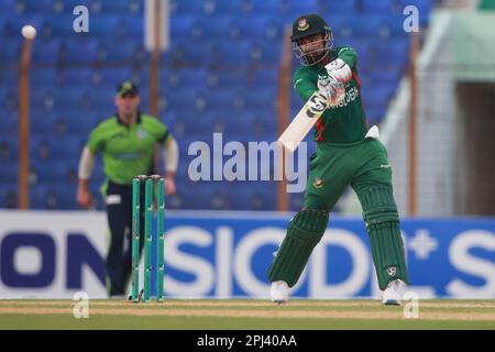 Litton Kumar das schlägt beim dritten T20I. Spiel gegen Irland im Zahur Ahmed Chowdhury Stadium, Sagorika, Chattogram, Bangladesch. Stockfoto