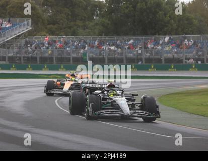 31. März 2023, Albert Park, Melbourne, FORMEL 1 ROLEX AUSTRALIAN GRAND PRIX 2023 , in den Bildern Lewis Hamilton (GBR), Mercedes-AMG Petronas Formula One Team, Lando Norris (GBR), McLaren F1 Team Stockfoto