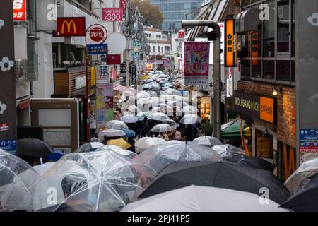 Sehen Sie die Takeshita Street mit vielen Sonnenschirmen im Regen in Harajuku, Tokio, Japan Stockfoto