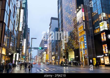 Abendlicher Blick entlang der futuristischen Einkaufsstraße im Einkaufsviertel Ginza, Tokio, Japan Stockfoto