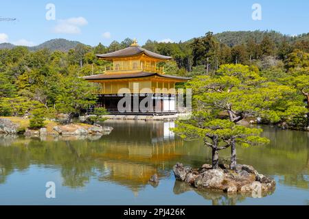 Blick auf den berühmten Goldenen Pavillon am Kinkaku ji (Goldener) Tempel in Kyoto, Japan Stockfoto