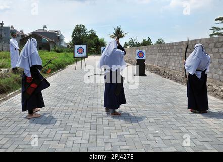 Sleman, YOGYAKARTA, Indonesien. 29. März 2023. Männliche und weibliche Studenten rezitieren den Koran an der Darul Ashom Deaf Islamic Boarding School in Sleman, Yogyakarta, am 31. März 2023. Taube Studenten, die in Darul Ashom Zeichensprache auswendig lernen, studieren während des Ramadan immer noch Materialien, die nicht dem Koran gemerkt wurden, wie Vorträge. Am Morgen üben die Studenten auch gewöhnlich Bogenschießen für körperliche Aktivitäten. (Kreditbild: © Dasril Roszandi/ZUMA Press Wire) NUR REDAKTIONELLE VERWENDUNG! Nicht für den kommerziellen GEBRAUCH! Stockfoto