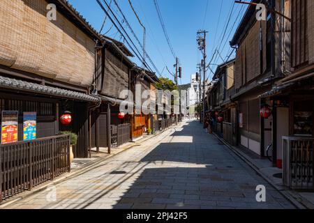 Sehen Sie die traditionelle Straße gesäumt mit Teehäusern in Shirakawa, Gion, Kyoto, Japan Stockfoto