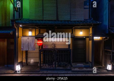 Traditionelles Teehaus bei Nacht in der Gegend von Shirakawa in Gion, Kyoto, Japan Stockfoto