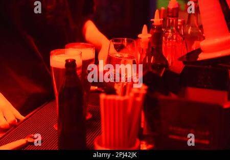 München, Deutschland. 27. Januar 2023. Weissbier wird in einer Bar im Harry Klein Club serviert. Der Harry Klein befindet sich im Bereich des Sendlinger Tors, Sonnenstraße, Maximilansplatz, im sogenannten Feierbanane. Kredit: Felix Hörhager/dpa/Alamy Live News Stockfoto