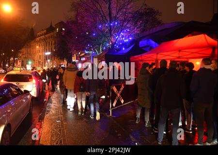 München, Deutschland. 27. Januar 2023. Taxis und Gäste stehen vor der Diskothek Pascha und der 089 Bar. Beide Clubs befinden sich im Bereich des Sendlinger Tors, der Sonnenstraße, des Maximilansplatzes im sogenannten Feierbanane. Kredit: Felix Hörhager/dpa/Alamy Live News Stockfoto