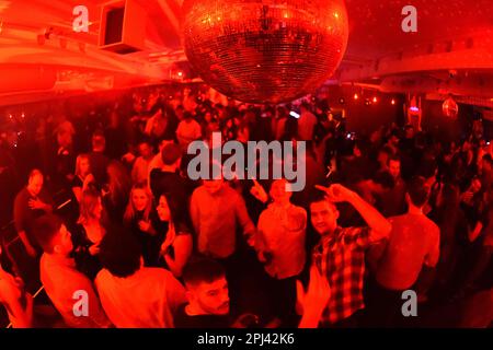 München, Deutschland. 27. Januar 2023. Gäste tanzen bis tief in die Nacht in der 089 Bar in München mit rotem Licht und kräftigen Beats. Kredit: Felix Hörhager/dpa/Alamy Live News Stockfoto