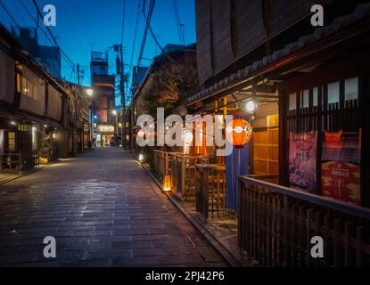 Traditionelles Teehaus bei Nacht in der Gegend von Shirakawa in Gion, Kyoto, Japan Stockfoto