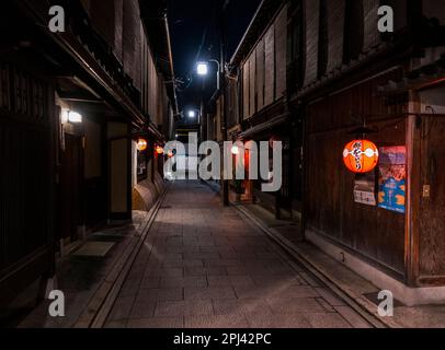 Traditionelle Teehäuser bei Nacht in der Gegend von Shirakawa in Gion, Kyoto, Japan Stockfoto