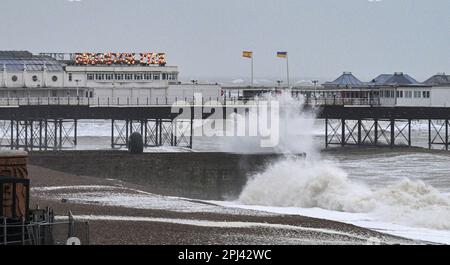 Brighton UK 31. März 2023 - die Wellen stürzen heute Morgen am Strand von Brighton ein, als Storm Mathis die Südküste mit Winden besiegt, die in einigen Gebieten voraussichtlich 70mph km erreichen werden : Credit Simon Dack / Alamy Live News Stockfoto