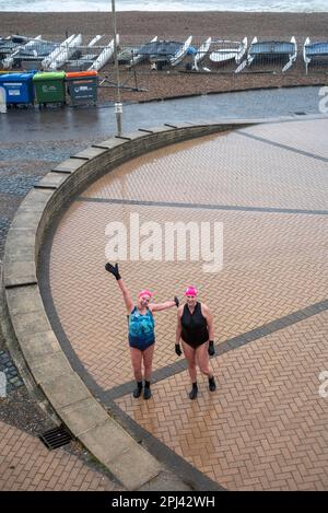 Brighton UK, 31. März 2023 - die frühmorgendlichen Schwimmer trotzen dem Wetter an der Küste von Brighton, da die Südküste heute von Stürmen heimgesucht wird, wobei in einigen Gegenden Windgeschwindigkeiten von bis zu 70mph km vorhergesagt werden : Credit Simon Dack / Alamy Live News Stockfoto