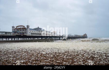 Brighton UK 31. März 2023 - Brighton Beach ist heute Morgen mit Meeresschaum bedeckt, als Storm Mathis die Südküste heute mit Winden besticht, die in einigen Gebieten voraussichtlich 70mph km erreichen werden : Credit Simon Dack / Alamy Live News Stockfoto