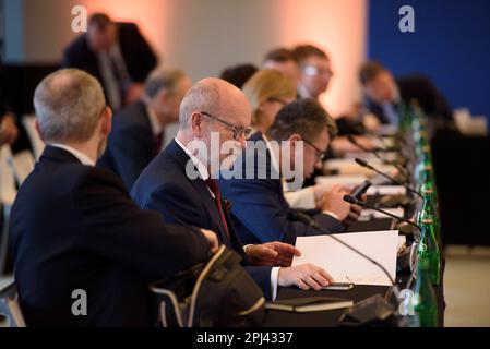 Lodz, Warschau, Polen. 31. März 2023. Der slowakische Außenminister Rastislav Kacer (c) nimmt am 30. März 2023 während des Gipfels von Bukarest Nine (B9) in Lodz (Polen) an der Plenartagung Teil. Die Gespräche zwischen den Außenministern werden sich angesichts der russischen Aggression gegen die Ukraine auf Sicherheitsfragen in der Region konzentrieren. Auch NATO-Beamte und Vertreter aus Schweden, Finnland und Spanien werden erwartet. (Kreditbild: © Aleksander Kalka/ZUMA Press Wire) NUR REDAKTIONELLE VERWENDUNG! Nicht für den kommerziellen GEBRAUCH! Stockfoto