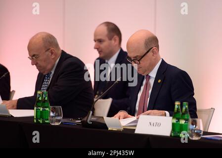 Lodz, Warschau, Polen. 31. März 2023. Angus Lapsley (R), stellvertretender Generalsekretär der NATO für Verteidigungspolitik und -Planung, nimmt an der Plenarsitzung während des Gipfels von Bukarest Nine (B9) am 30. März 2023 in Lodz (Polen) Teil. Die Gespräche zwischen den Außenministern werden sich angesichts der russischen Aggression gegen die Ukraine auf Sicherheitsfragen in der Region konzentrieren. Auch NATO-Beamte und Vertreter aus Schweden, Finnland und Spanien werden erwartet. (Kreditbild: © Aleksander Kalka/ZUMA Press Wire) NUR REDAKTIONELLE VERWENDUNG! Nicht für den kommerziellen GEBRAUCH! Stockfoto