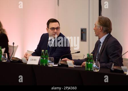 Lodz, Warschau, Polen. 31. März 2023. Der tschechische Außenminister Jan Lipavsky (L) nimmt am 30. März 2023 an der Plenartagung des Gipfels Bukarest Nine (B9) in Lodz (Polen) Teil. Die Gespräche zwischen den Außenministern werden sich angesichts der russischen Aggression gegen die Ukraine auf Sicherheitsfragen in der Region konzentrieren. Auch NATO-Beamte und Vertreter aus Schweden, Finnland und Spanien werden erwartet. (Kreditbild: © Aleksander Kalka/ZUMA Press Wire) NUR REDAKTIONELLE VERWENDUNG! Nicht für den kommerziellen GEBRAUCH! Stockfoto