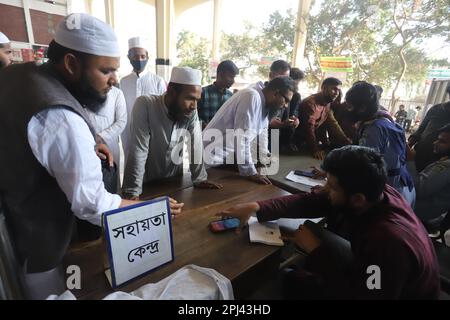 Ein neues System, das von der Bangladesch Railway eingeführt wurde, verlangt, dass alle Fahrgäste ihre Identität durch Registrierung mit ihrem NID oder ihrer Geburtsurkunde überprüfen lassen Stockfoto