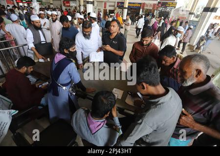 Ein neues System, das von der Bangladesch Railway eingeführt wurde, verlangt, dass alle Fahrgäste ihre Identität durch Registrierung mit ihrem NID oder ihrer Geburtsurkunde überprüfen lassen Stockfoto