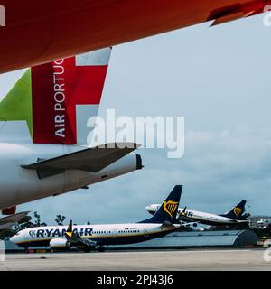 Lissabon, Portugal - 30. März 2023: Ryanair und Easyjet Flugzeuge am Flughafen Lissabon (LIS) in Portugal Stockfoto