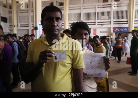 Ein neues System, das von der Bangladesch Railway eingeführt wurde, verlangt, dass alle Fahrgäste ihre Identität durch Registrierung mit ihrem NID oder ihrer Geburtsurkunde überprüfen lassen Stockfoto