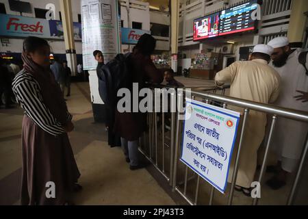 Ein neues System, das von der Bangladesch Railway eingeführt wurde, verlangt, dass alle Fahrgäste ihre Identität durch Registrierung mit ihrem NID oder ihrer Geburtsurkunde überprüfen lassen Stockfoto