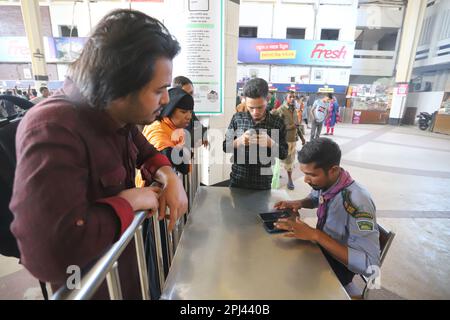 Ein neues System, das von der Bangladesch Railway eingeführt wurde, verlangt, dass alle Fahrgäste ihre Identität durch Registrierung mit ihrem NID oder ihrer Geburtsurkunde überprüfen lassen Stockfoto