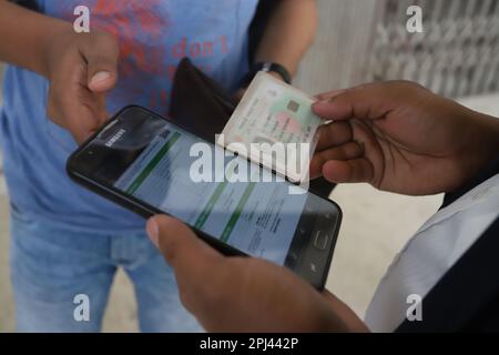 Ein neues System, das von der Bangladesch Railway eingeführt wurde, verlangt, dass alle Fahrgäste ihre Identität durch Registrierung mit ihrem NID oder ihrer Geburtsurkunde überprüfen lassen Stockfoto