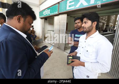 Ein neues System, das von der Bangladesch Railway eingeführt wurde, verlangt, dass alle Fahrgäste ihre Identität durch Registrierung mit ihrem NID oder ihrer Geburtsurkunde überprüfen lassen Stockfoto