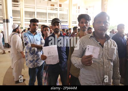 Ein neues System, das von der Bangladesch Railway eingeführt wurde, verlangt, dass alle Fahrgäste ihre Identität durch Registrierung mit ihrem NID oder ihrer Geburtsurkunde überprüfen lassen Stockfoto