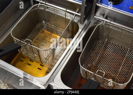 Ausrüstung zum Frittieren in Öl für Tacos in einem mexikanischen Restaurant Stockfoto