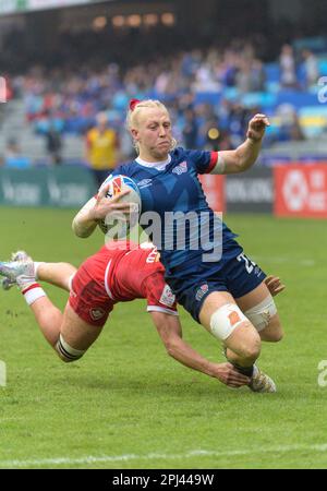 Hongkong, China. 31. März 2023. Große Briten, Heather Cowell wird während des Spiels Kanadas gegen Großbritannien Frauen-Rugby-7Õs angegriffen. Kredit: Jayne Russell/Alamy Live News Stockfoto