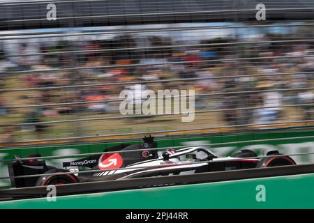 Melbourne, Australien, 31. März 2023. Kevin Magnussen (20) auf dem Weg zum MoneyGram Haas F1 Team während des Formel 1-Trainings beim australischen Formel 1 Grand Prix am 31. März 2023 auf dem Melbourne Grand Prix Circuit in Albert Park, Australien. Kredit: Dave Hewison/Speed Media/Alamy Live News Stockfoto